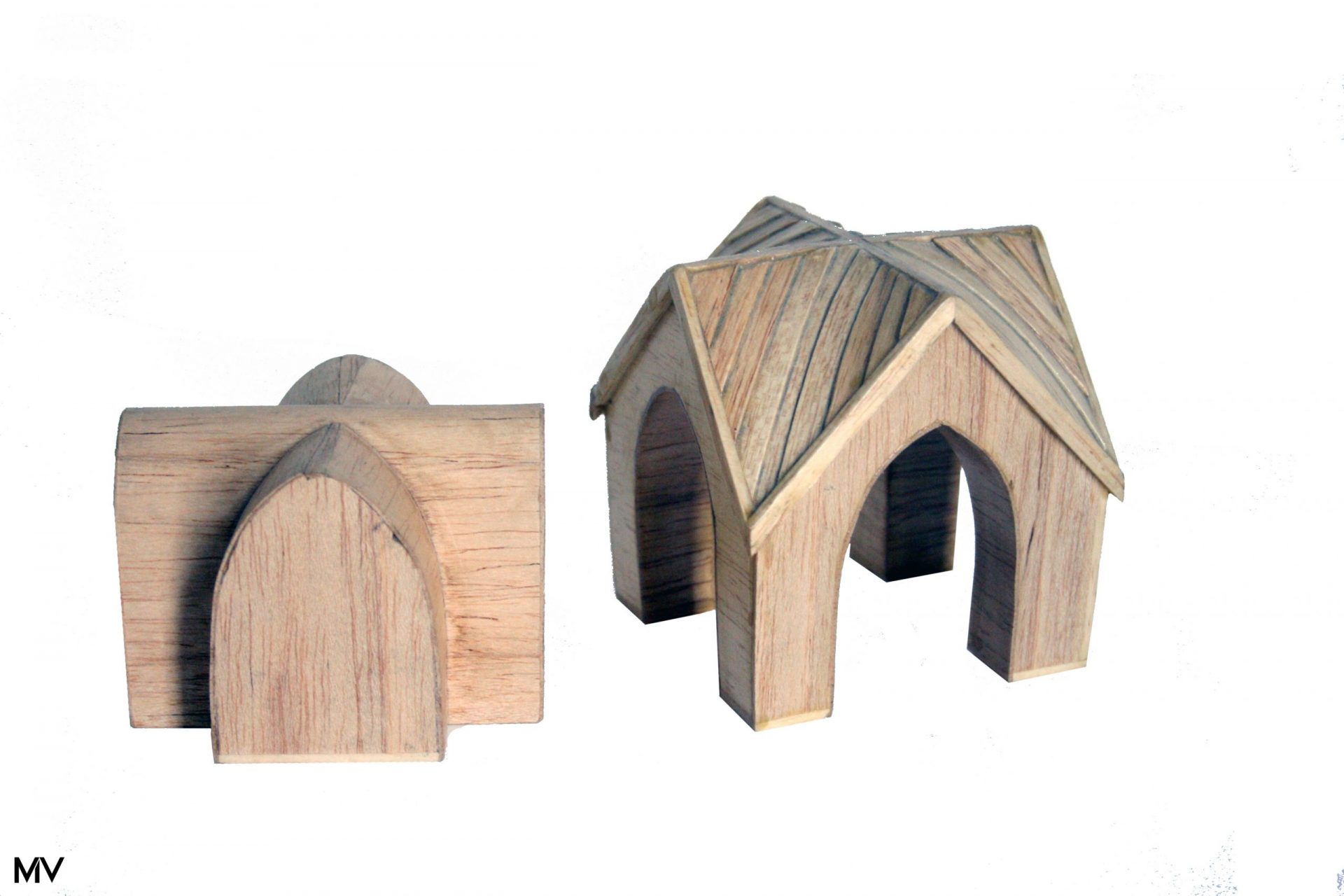 Cathédrale – Plein / Vide – Maquette en polystyrène extrudé recouvert d’un plaquage bois. Les deux volumes, construits selon la même base formelle, explorent la dualité entre le plein et le vide dans une structure architecturale épurée